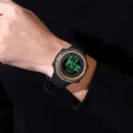 Dettaglio di un orologio sportivo digitale da uomo impermeabile con retroilluminazione a LED verdi - Oro