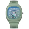 Primer plano detallado de un lindo reloj verde con diseño de elefante animado en esfera azul. - Estilo de Elefante de Dibujos Animados (Xiao Xiang Guo Dong) / Verde