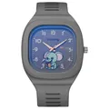 Primer plano de reloj cuadrado gris con esfera azul y motivo de elefante. - Estilo de Elefante de Dibujos Animados (Xiao Xiang Guo Dong) / Gris