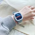 Primer plano de un elegante reloj de cuarzo cuadrado azul Klein con correa de silicona - Correa Gris Esfera Negra