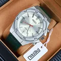 Nahaufnahme der Retro-Quarzuhr mit grünem Lederarmband in einer hochwertigen Geschenkbox - Grün