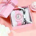 Detailansicht einer rosa quadratischen Quarzuhr für Mädchen und Armband in Geschenkbox - Rosa