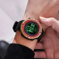 Orologio sportivo digitale SKMEI 1251 con retroilluminazione verde al polso di un uomo - Oro Rosso