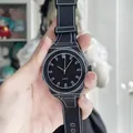Reloj de cuarzo negro estilo manga 2D único con contornos blancos - Estilo de Escala de Cuarzo / Negro