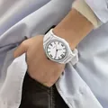 Elegante reloj de cuarzo blanco estilo dibujo animado 2D con contornos negros - Estilo Numérico de Cuarzo / Blanco