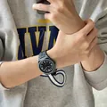 Reloj 2D único en blanco y negro estilo manga para estudiantes y adultos muy creativo - Estilo Numérico de Cuarzo / Negro
