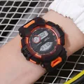Montre de sport numérique étanche multifonction avec accents orange pour l'extérieur - Orange