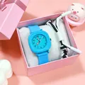 Detailaufnahme einer blauen Quarzuhr mit Silikonarmband in einer rosa Geschenkbox - Himmelblau