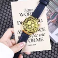 Detalle de reloj de cuarzo dorado para hombre con correa azul marino y esfera - Azul