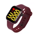 Sportliche weinrote LED-Digitaluhr für Kinder mit wasserfestem Design - Dunkelrotes Band Gelbes Licht