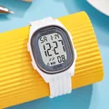 Primer plano de un reloj deportivo digital blanco con esfera rectangular y correa suave - Estilo Digital Cuadrado / Blanco