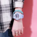 Detalle de reloj deportivo digital azul claro en la muñeca con pulsera a juego - Azul claro