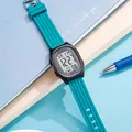 Detalle de un reloj deportivo digital cuadrado con una correa de TPU en color turquesa - Estilo Digital Cuadrado / Verde Oscuro