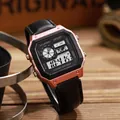 Primer plano de un reloj deportivo digital con caja de oro rosa y correa de cuero - Caja de Oro Rosa Correa Negra