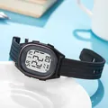 Vista detallada de un reloj deportivo digital cuadrado negro con correa de TPU suave - Estilo Digital Cuadrado / Negro