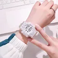 Nahaufnahme einer modischen transparenten Sport-Digitaluhr mit Leuchtanzeige am Handgelenk - Weiß