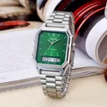 Detalle de reloj para hombre de acero plateado con esfera verde y pantalla de doble hora - Esfera Verde