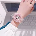 Transparente rosa digitale Sportuhr für Studenten am Handgelenk in einer Lernumgebung - Lila