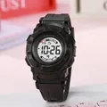 Vue détaillée de la montre de sport numérique noire pour enfants avec bracelet en silicone - Noir