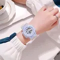 Detailaufnahme einer transparenten hellblauen digitalen Sportuhr an einem Handgelenk - Blau