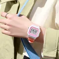 Stijlvol minimalistisch roze en wit vierkant digitaal LED-horloge voor studenten om de pols - Roze