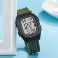 Detalle de reloj deportivo digital cuadrado e impermeable con correa de TPU verde - Estilo Digital Cuadrado / Verde Militar