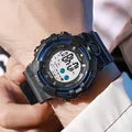 Nahaufnahme einer wasserdichten digitalen Sportuhr in Schwarz und Blau am Handgelenk - Schwarz Blau