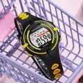 Detalle de primer plano de un reloj deportivo digital para niños en negro y amarillo - Negro Amarillo