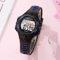 Primer plano de un reloj deportivo digital multifuncional para niños con correa negra y azul. - Azul Negro