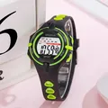 Vista macro de reloj digital impermeable negro y verde para niños con pantalla luminosa - Negro Verde