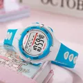 Detailaufnahme einer blau-weißen digitalen Kinderuhr mit Multifunktions-Display. - Hellblau