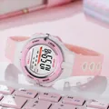 Nahaufnahme einer rosa multifunktionalen Digitaluhr für Mädchen im Schulalltag - Rosa