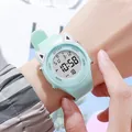 Bonito reloj digital para niños verde menta con orejas de gato puesto en la muñeca - Verde claro