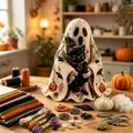 Vista dettagliata del kit patchwork di Halloween con tessuti in feltro, filo e forbici. - Gatto Fantasma