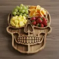 Detailansicht eines hölzernen Servierbretts in Totenkopf-Form mit frischen Früchten. - Totenkopf Stil