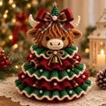 Vista dettagliata di una mucca delle Highland all'uncinetto con un vestito festivo a strati. - Stile Albero di Natale Mucca Highland / Mucca