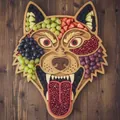 Detailaufnahme eines hölzernen Halloween-Servierbretts in Wolfsform mit frischen Früchten. - Werwolf-Stil