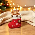 Gedetailleerde opname van een kerstornament met een hooglander in een rode kerstsok - Kerstsok Stijl / Kerstsok Schotse Hooglander