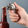 Detailansicht des schweren Totenkopf-Flaschenöffners mit realistischer Knochententur. - Antiksilber Totenkopf-Stil