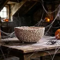 Detailansicht einer Totenkopf-Schüssel aus Harz in gruseliger Halloween-Umgebung - Verwittertes Altweißes Schedel-Becken