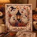 Close-up van een voltooid Halloween spook kruissteekpakket met feestelijke pompoenen - Geest Lantaarn Bloemen Stijl