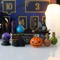 Detalle de miniaturas del calendario de adviento de Halloween como calabazas y pociones. - Calendario de Cuenta Regresiva de 26 Días (HC-297)