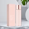 Vue détaillée du toner Triple Collagen avec emballage rose sur podium en marbre - 140ml