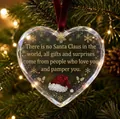 Elegante acryl hart kerstversiering met inspirerende quote op feestelijke boomachtergrond - Geen Kerstman Stijl