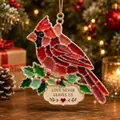 Dettaglio dell'ornamento con uccello cardinale rosso e targa con scritta commemorativa. - Uccello Rosso