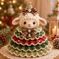 Primo piano di un agnello albero di Natale fatto a mano all'uncinetto con fiocco - Stile Pecora