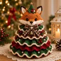 Primo piano di una testa di volpe all'uncinetto su un albero di Natale festivo - Stile Volpe