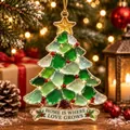 Dettaglio di un ornamento per albero di Natale in vetro marino con citazione decorativa - Albero di Natale