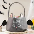 Nahaufnahme einer grauen Plüsch-Halloween-Süßigkeitentüte mit Harper-Namensstickerei - Regulärer Stil (Ohne Stickerei) / Fledermaus-Stil