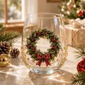 Detalle de corona navideña en una elegante taza de cristal en una escena festiva - Corona navideña
